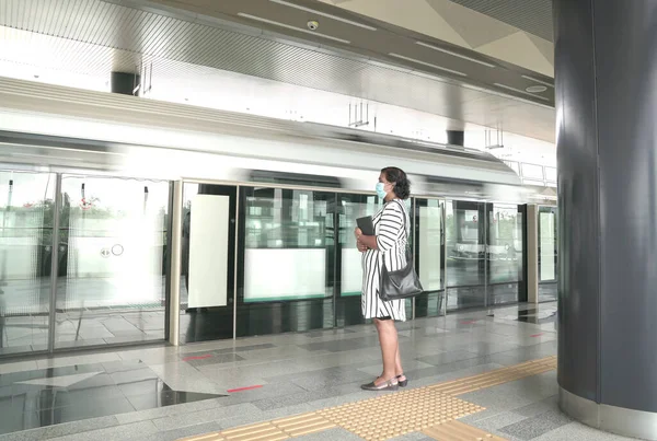 Γυναίκα Φορώντας Μάσκα Προσώπου Αναμονή Για Τρένο Στην Πλατφόρμα Του — Φωτογραφία Αρχείου