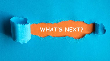 Sırada ne var, turuncu arka planda mavi kağıtta yırtılmış bir soru mu?.