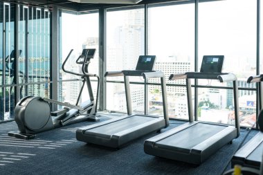 Spor salonundaki koşu bandı makinesi. Egzersiz ve egzersiz kavramı.