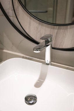 Modern su musluğu, musluk. Zarif bir tuvaletin içinde..