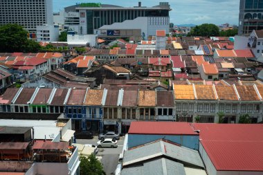 5 Eylül 2025: George Town binalarının yüksek açılı manzarası - çatı fayansları görünürde.