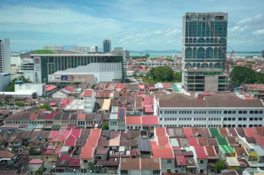 5 Eylül 2025: George Town binalarının yüksek açılı manzarası - çatı fayansları görünürde.