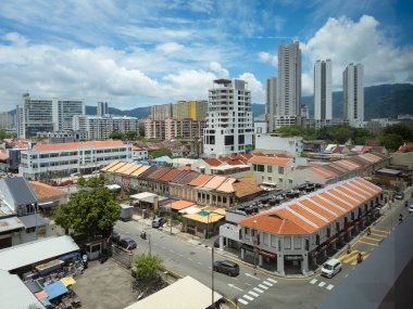 5 Eylül 2025: eski ve yeni binalarla George Town 'un yüksek açılı manzarası. Malezya 'da popüler bir turizm merkezi.