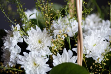 Sepetteki altın papatya buketinin yakın çekim fotoğrafı. Bahar ruh hali, makro lens