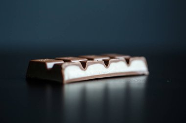 Yakın çekim makro fotoğraf çikolata parçaları, siyah bir arka plan basit birleşim