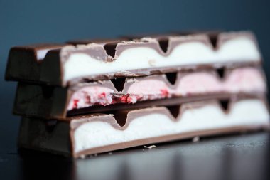 Yakın çekim makro fotoğraf çikolata parçaları, siyah bir arka plan basit birleşim