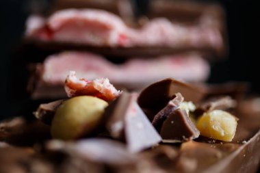 Yakın çekim makro fotoğraf çikolata parçaları, siyah bir arka plan basit birleşim