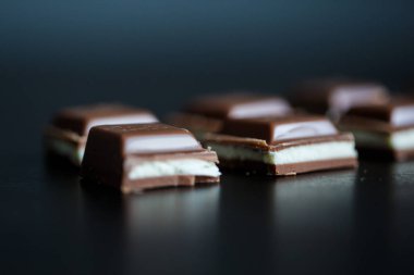 Yakın çekim makro fotoğraf çikolata parçaları, siyah bir arka plan basit birleşim