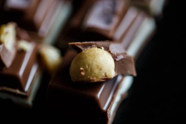 Yakın çekim makro fotoğraf çikolata parçaları, siyah bir arka plan basit birleşim