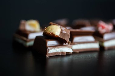 Yakın çekim makro fotoğraf çikolata parçaları, siyah bir arka plan basit birleşim