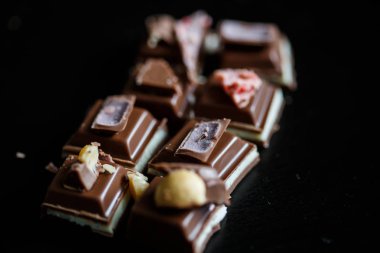 Yakın çekim makro fotoğraf çikolata parçaları, siyah bir arka plan basit birleşim