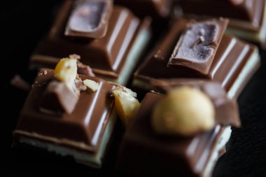 Yakın çekim makro fotoğraf çikolata parçaları, siyah bir arka plan basit birleşim