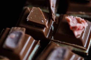 Yakın çekim makro fotoğraf çikolata parçaları, siyah bir arka plan basit birleşim