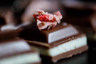 Yakın çekim makro fotoğraf çikolata parçaları, siyah bir arka plan basit birleşim