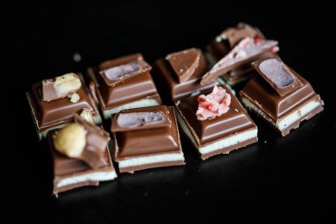 Yakın çekim makro fotoğraf çikolata parçaları, siyah bir arka plan basit birleşim