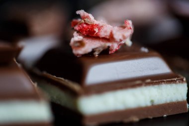 Yakın çekim makro fotoğraf çikolata parçaları, siyah bir arka plan basit birleşim