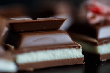 Yakın çekim makro fotoğraf çikolata parçaları, siyah bir arka plan basit birleşim