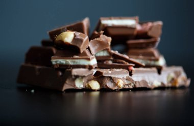 Yakın çekim makro fotoğraf çikolata parçaları, siyah bir arka plan basit birleşim