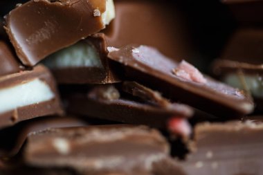 Yakın çekim makro fotoğraf çikolata parçaları, siyah bir arka plan basit birleşim