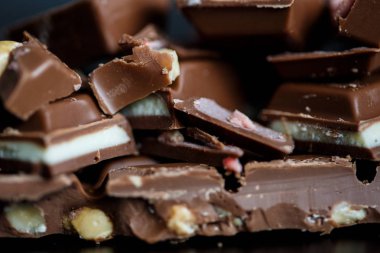 Yakın çekim makro fotoğraf çikolata parçaları, siyah bir arka plan basit birleşim