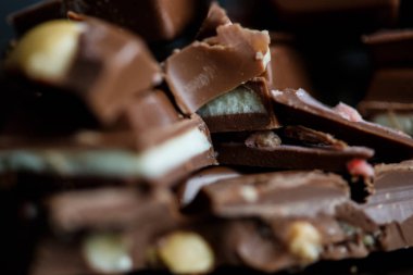 Yakın çekim makro fotoğraf çikolata parçaları, siyah bir arka plan basit birleşim