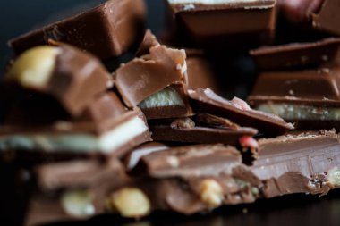 Yakın çekim makro fotoğraf çikolata parçaları, siyah bir arka plan basit birleşim