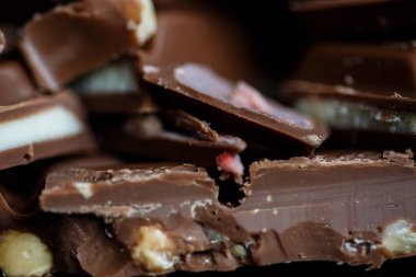 Yakın çekim makro fotoğraf çikolata parçaları, siyah bir arka plan basit birleşim