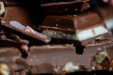 Yakın çekim makro fotoğraf çikolata parçaları, siyah bir arka plan basit birleşim