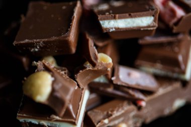 Yakın çekim makro fotoğraf çikolata parçaları, siyah bir arka plan basit birleşim