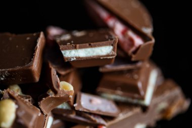 Yakın çekim makro fotoğraf çikolata parçaları, siyah bir arka plan basit birleşim