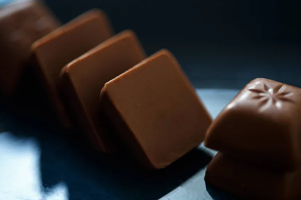Fotografía Macro Cerca Piezas Chocolate Composición Simple Sobre Fondo Negro — Foto de Stock