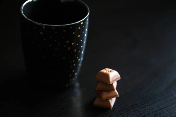 Photo Gros Plan Morceaux Chocolat Près Une Tasse Noire Sur — Photo