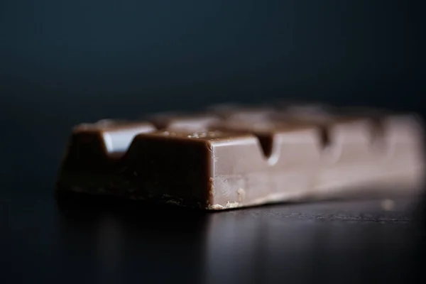 Fotografía Macro Cerca Piezas Chocolate Composición Simple Sobre Fondo Negro — Foto de Stock