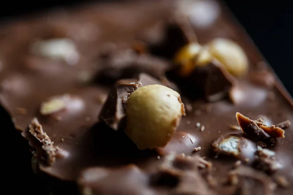 Nahaufnahme Makrofoto Von Schokoladenstücken Einfache Komposition Auf Schwarzem Hintergrund — Stockfoto
