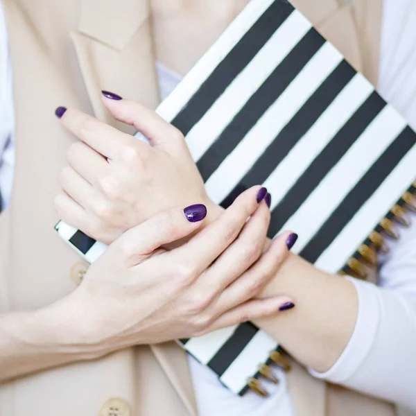 Foto Cerca Las Manos Las Mujeres Cuidadas Sostienen Elegante Cuaderno — Foto de Stock