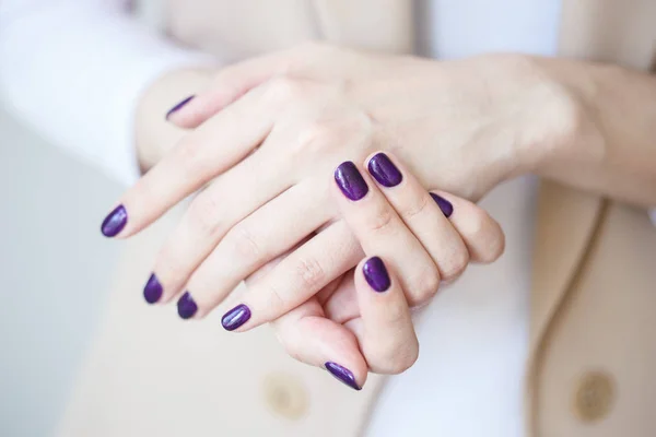 Preciosa Manicura Púrpura Oscuro Tierno Color Esmalte Uñas Foto Primer —  Fotos de Stock