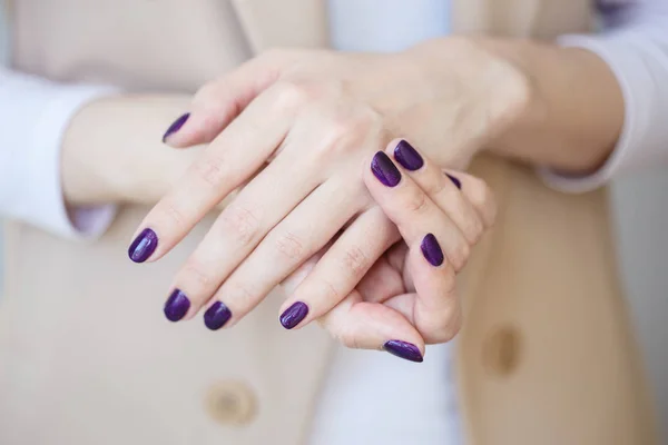 Preciosa Manicura Púrpura Oscuro Tierno Color Esmalte Uñas Foto Primer —  Fotos de Stock
