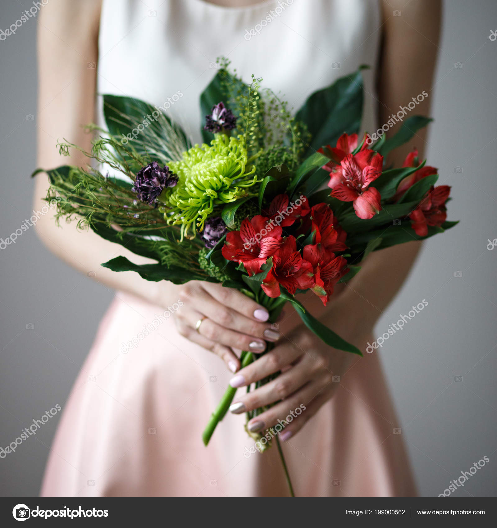 Mode Moderne Bouquet Fleurs Différentes Dans Les Mains Femme