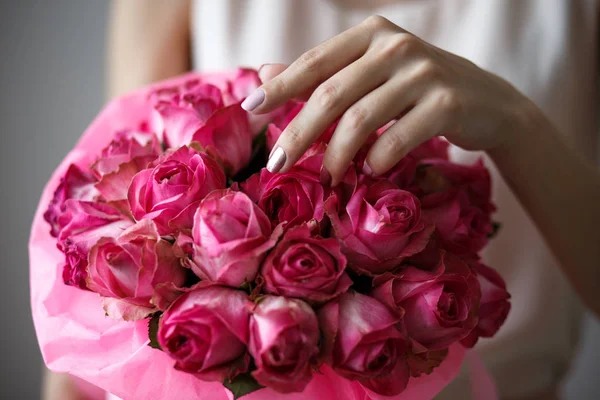 Photo Gros Plan Magnifique Bouquet Roses Roses Dans Une Boîte — Photo