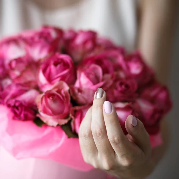 Photo Gros Plan Magnifique Bouquet Roses Roses Dans Une Boîte — Photo