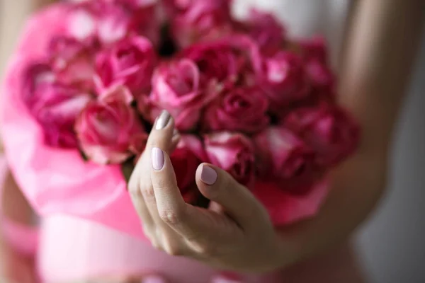 Close Photo Gorgeous Bouquet Pink Roses Hat Box Woman Hands — Stock Photo, Image