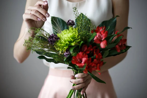 Модний Сучасний Букет Різних Квітів Руках Жінки Романтичний Казуальний Погляд — стокове фото