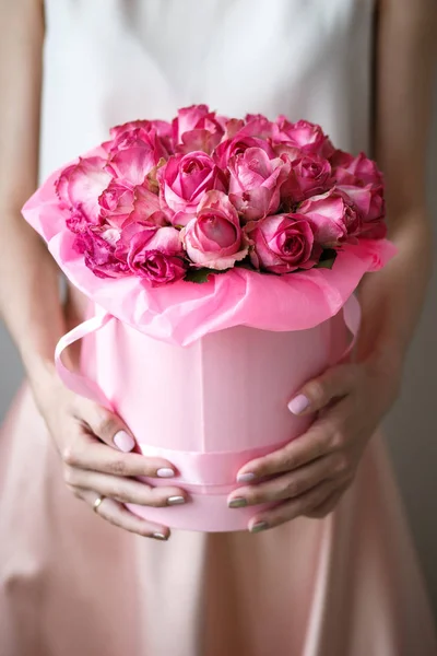 Photo Gros Plan Magnifique Bouquet Roses Roses Dans Une Boîte — Photo