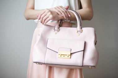 hafif pembe çanta, romantik rahat tarzı ile genç kadın