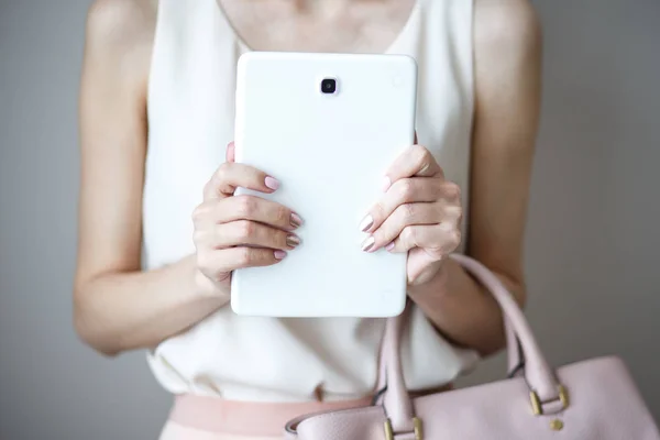 数字电子片在女人的手上 皮革浅粉色手袋 夏季典雅风格 — 图库照片