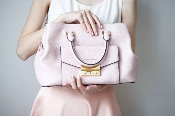 Jeune Femme Avec Sac Main Rose Clair Style Décontracté Romantique — Photo