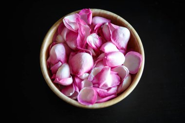 Yakın çekim makro fotoğraf ahşap bir kabın içinde gül yaprakları