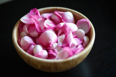 Yakın çekim makro fotoğraf ahşap bir kabın içinde gül yaprakları