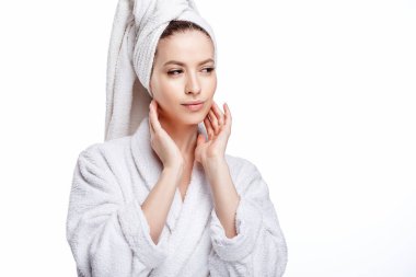 Genç kadın bir bornoz ve havlu üzerinde baş, spa ve bakım onun portresini, temiz doğal yüz, portre izole beyaz bir arka plan üzerinde