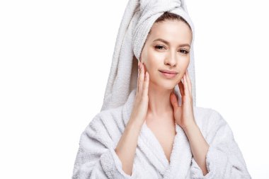 Genç kadın bir bornoz ve havlu üzerinde baş, spa ve bakım onun portresini, temiz doğal yüz, portre izole beyaz bir arka plan üzerinde